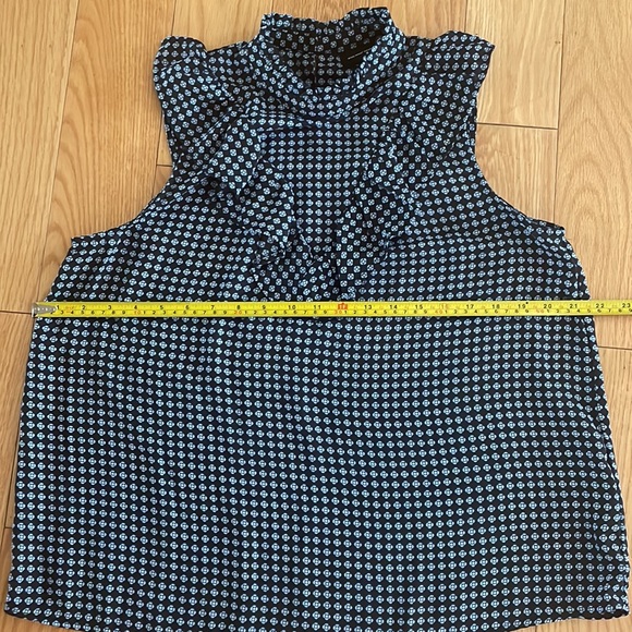 EUC Who What Wear Patterned Ruffle Shell Tank Top - Picture 8 of 10